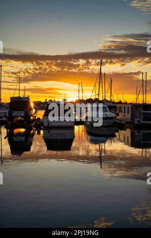 Glühender Sonnenuntergang am Ocean Marina, Mandurah und seinen wunderschönen Wasserstraßen an der Südwestküste von Westaustralien. Stockfoto