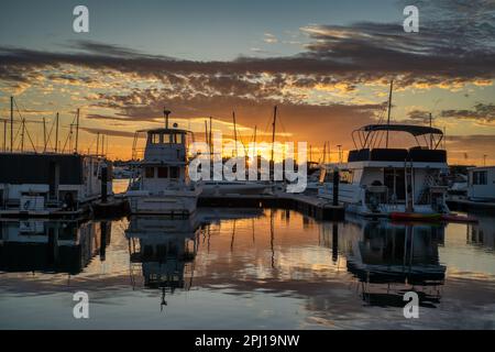 Glühender Sonnenuntergang am Ocean Marina, Mandurah und seinen wunderschönen Wasserstraßen an der Südwestküste von Westaustralien. Stockfoto