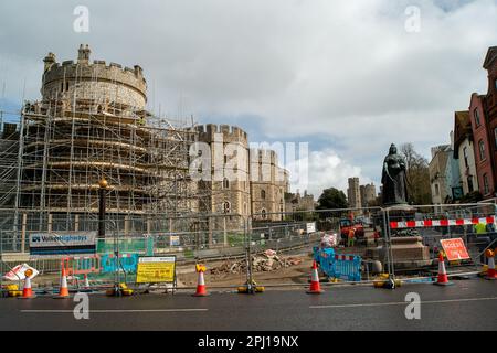 Windsor, Berkshire, Großbritannien. 30. März 2023. Um einen der Türme von Windsor Castle wurde ein Gerüst aufgestellt, da daran gearbeitet werden muss. Die Straße vor dem Heinrich-VIII-Tor bei Windsor Castle wird ebenfalls Fußgängerzone sein und es wurden Arbeiten daran begonnen. Allerdings ist der Zeitpunkt nicht gut, da Windsor für die Krönung von König Karl sehr beschäftigt sein wird, da ein großes Konzert auf dem Gelände von Windsor Castle stattfindet. Kredit: Maureen McLean/Alamy Live News Stockfoto