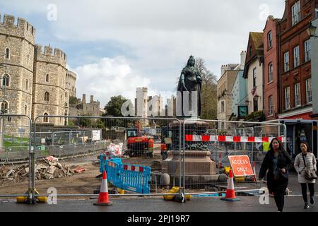 Windsor, Berkshire, Großbritannien. 30. März 2023. Um einen der Türme von Windsor Castle wurde ein Gerüst aufgestellt, da daran gearbeitet werden muss. Die Straße vor dem Heinrich-VIII-Tor bei Windsor Castle wird ebenfalls Fußgängerzone sein und es wurden Arbeiten daran begonnen. Allerdings ist der Zeitpunkt nicht gut, da Windsor für die Krönung von König Karl sehr beschäftigt sein wird, da ein großes Konzert auf dem Gelände von Windsor Castle stattfindet. Kredit: Maureen McLean/Alamy Live News Stockfoto