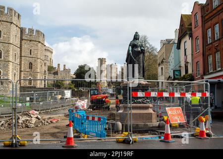 Windsor, Berkshire, Großbritannien. 30. März 2023. Um einen der Türme von Windsor Castle wurde ein Gerüst aufgestellt, da daran gearbeitet werden muss. Die Straße vor dem Heinrich-VIII-Tor bei Windsor Castle wird ebenfalls Fußgängerzone sein und es wurden Arbeiten daran begonnen. Allerdings ist der Zeitpunkt nicht gut, da Windsor für die Krönung von König Karl sehr beschäftigt sein wird, da ein großes Konzert auf dem Gelände von Windsor Castle stattfindet. Kredit: Maureen McLean/Alamy Live News Stockfoto