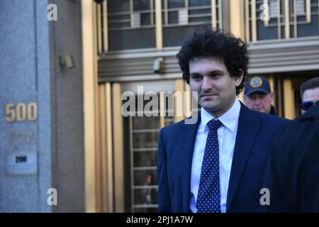 Manhattan, Usa. 30. März 2023. Sam Bankman Fried verlässt das Daniel Patrick Moynihan United States Courthouse, nachdem er an einem Gerichtsvortrag in Manhattan, New York City teilgenommen hat. Kredit: SOPA Images Limited/Alamy Live News Stockfoto