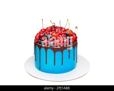 Wunderschöner blauer Geburtstagskuchen dekoriert mit frischen Beeren und einem Platz für ein Label. Das Konzept der Sommerdesserts zum Geburtstag Stockfoto