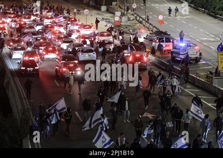 Tel Aviv, Israel. 30. März 2023. Menschen nehmen an einer Demonstration zur Unterstützung der israelischen Regierung Teil. Kredit: Ilia Yefimovich/dpa/Alamy Live News Stockfoto