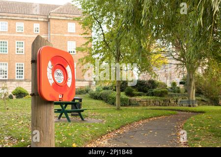 Shrewsbury Shropshire vereinigtes Königreich 20, Oktober 2022 Eine Notlebensringbox am Fluss Seven Shrewsbury Stockfoto