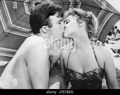 Barry Coe, Christine Carere, Filmset "A Private's Affair", 20. Century-Fox, 1959 Stockfoto