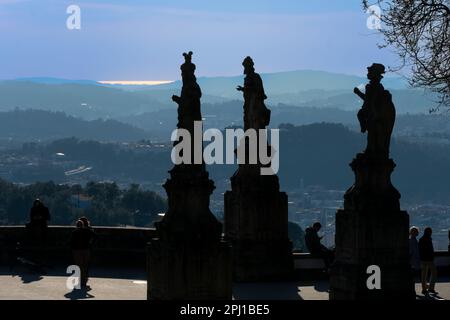 Braga, Portugal. 11. Februar 2023. Touristen in einem Aussichtspunkt im Bom Jesus do Monte Santuary Stockfoto