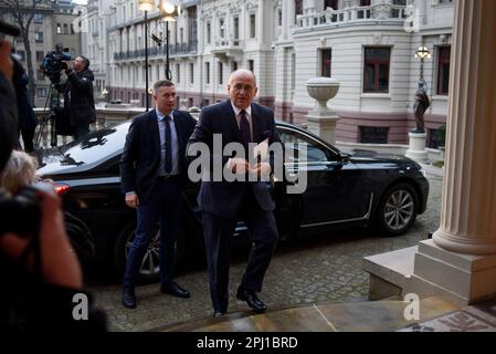 Lodz, Warschau, Polen. 30. März 2023. Der polnische Außenminister Zbigniew Rau trifft am 30. März 2023 auf dem Gipfel von Bukarest Nine (B9) in Lodz (Polen) ein. Die Gespräche zwischen den Außenministern werden sich angesichts der russischen Aggression gegen die Ukraine auf Sicherheitsfragen in der Region konzentrieren. Auch NATO-Beamte und Vertreter aus Schweden, Finnland und Spanien werden erwartet. (Kreditbild: © Aleksander Kalka/ZUMA Press Wire) NUR REDAKTIONELLE VERWENDUNG! Nicht für den kommerziellen GEBRAUCH! Stockfoto