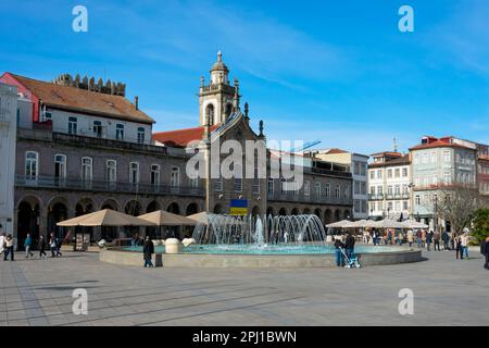 Braga, Portugal. 12. Februar 2023. Platz der Republik, ein Brunnen und Lapa Kirche Stockfoto