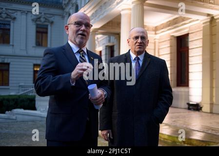 Lodz, Warschau, Polen. 30. März 2023. Der slowakische Außenminister Rastislav Kacer (L) wird vom polnischen Außenminister Zbigniew Rau (R) vor dem B9-Gipfel in Bukarest am 30. März 2023 in Lodz (Polen) begrüßt. Die Gespräche zwischen den Außenministern werden sich angesichts der russischen Aggression gegen die Ukraine auf Sicherheitsfragen in der Region konzentrieren. Auch NATO-Beamte und Vertreter aus Schweden, Finnland und Spanien werden erwartet. (Kreditbild: © Aleksander Kalka/ZUMA Press Wire) NUR REDAKTIONELLE VERWENDUNG! Nicht für den kommerziellen GEBRAUCH! Stockfoto