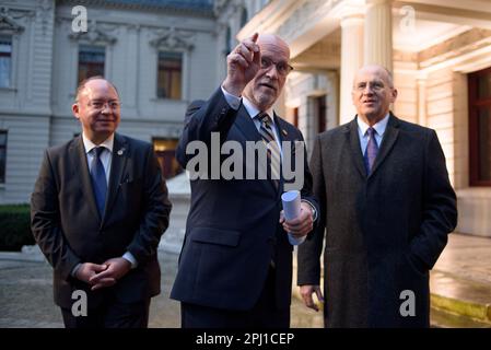 Lodz, Warschau, Polen. 30. März 2023. Der tschechische Außenminister Jan Lipavsky (C) wandte sich vor dem Gipfel von Bukarest Nine (B9) in Lodz (Polen) am 30. März 2023 an die Medien. Die Gespräche zwischen den Außenministern werden sich angesichts der russischen Aggression gegen die Ukraine auf Sicherheitsfragen in der Region konzentrieren. Auch NATO-Beamte und Vertreter aus Schweden, Finnland und Spanien werden erwartet. (Kreditbild: © Aleksander Kalka/ZUMA Press Wire) NUR REDAKTIONELLE VERWENDUNG! Nicht für den kommerziellen GEBRAUCH! Stockfoto