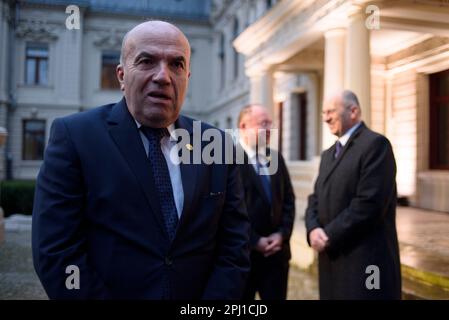 Lodz, Warschau, Polen. 30. März 2023. Der bulgarische Außenminister Nikolay Milkov (L) posiert für die Fotografen vor dem Gipfel von Bukarest Nine (B9) am 30. März 2023 in Lodz, Polen. Die Gespräche zwischen den Außenministern werden sich angesichts der russischen Aggression gegen die Ukraine auf Sicherheitsfragen in der Region konzentrieren. Auch NATO-Beamte und Vertreter aus Schweden, Finnland und Spanien werden erwartet. (Kreditbild: © Aleksander Kalka/ZUMA Press Wire) NUR REDAKTIONELLE VERWENDUNG! Nicht für den kommerziellen GEBRAUCH! Stockfoto