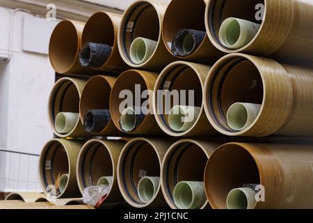 Nahaufnahme neuer Pipelines mit unterschiedlichen Durchmessern auf einer Straße in der Stadt. Kommunikation Stockfoto