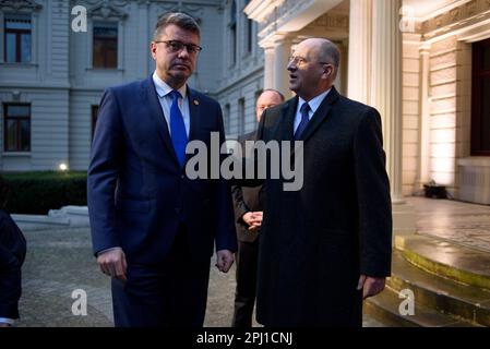 Lodz, Warschau, Polen. 30. März 2023. Der estnische Außenminister Urmas Reinsalu (L) wird vom polnischen Außenminister Zbigniew Rau vor dem B9-Gipfel in Bukarest am 30. März 2023 in Lodz (Polen) begrüßt. Die Gespräche zwischen den Außenministern werden sich angesichts der russischen Aggression gegen die Ukraine auf Sicherheitsfragen in der Region konzentrieren. Auch NATO-Beamte und Vertreter aus Schweden, Finnland und Spanien werden erwartet. (Kreditbild: © Aleksander Kalka/ZUMA Press Wire) NUR REDAKTIONELLE VERWENDUNG! Nicht für den kommerziellen GEBRAUCH! Stockfoto