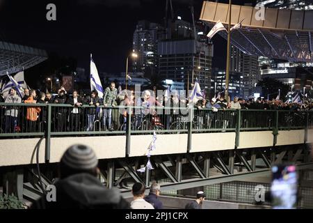 Tel Aviv, Israel. 30. März 2023. Menschen nehmen an einer Demonstration zur Unterstützung der israelischen Regierung Teil. Kredit: Ilia Yefimovich/dpa/Alamy Live News Stockfoto