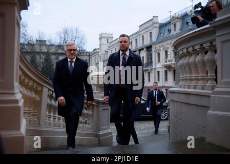 Lodz, Warschau, Polen. 30. März 2023. Der litauische Außenminister Gabrielius Landsbergis (C) trifft am 30. März 2023 auf dem Gipfel von Bukarest Nine (B9) in Lodz (Polen) ein. Die Gespräche zwischen den Außenministern werden sich angesichts der russischen Aggression gegen die Ukraine auf Sicherheitsfragen in der Region konzentrieren. Auch NATO-Beamte und Vertreter aus Schweden, Finnland und Spanien werden erwartet. (Kreditbild: © Aleksander Kalka/ZUMA Press Wire) NUR REDAKTIONELLE VERWENDUNG! Nicht für den kommerziellen GEBRAUCH! Stockfoto