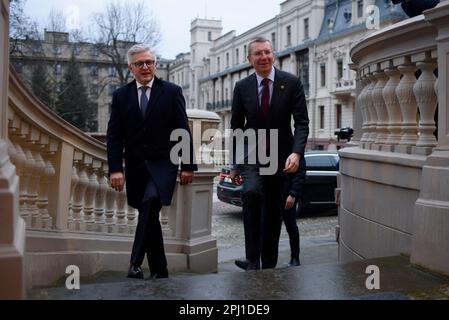 Lodz, Warschau, Polen. 30. März 2023. Der lettische Außenminister Edgars Rinkevics(R) trifft am 30. März 2023 auf dem Gipfel von Bukarest Nine (B9) in Lodz (Polen) ein. Die Gespräche zwischen den Außenministern werden sich angesichts der russischen Aggression gegen die Ukraine auf Sicherheitsfragen in der Region konzentrieren. Auch NATO-Beamte und Vertreter aus Schweden, Finnland und Spanien werden erwartet. (Kreditbild: © Aleksander Kalka/ZUMA Press Wire) NUR REDAKTIONELLE VERWENDUNG! Nicht für den kommerziellen GEBRAUCH! Stockfoto