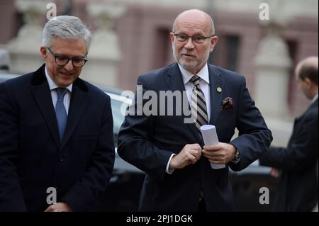 Lodz, Warschau, Polen. 30. März 2023. Der slowakische Außenminister Rastislav Kacer (L) trifft am 30. März 2023 auf dem Gipfel von Bukarest Nine (B9) in Lodz (Polen) ein. Die Gespräche zwischen den Außenministern werden sich angesichts der russischen Aggression gegen die Ukraine auf Sicherheitsfragen in der Region konzentrieren. Auch NATO-Beamte und Vertreter aus Schweden, Finnland und Spanien werden erwartet. (Kreditbild: © Aleksander Kalka/ZUMA Press Wire) NUR REDAKTIONELLE VERWENDUNG! Nicht für den kommerziellen GEBRAUCH! Stockfoto