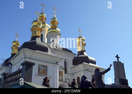 Kiew, Ukraine. 30. März 2023. Allgemeiner Blick auf Kiew Pechersk Lavra oder Kiew-Kloster der Höhlen in Kiew. Gläubige des Moskauer Patriarchats der ukrainisch-orthodoxen Kirche protestieren als die ukrainischen Behörden verlangten, dass promoskauisch-orthodoxe Priester das Gebiet des Klosters Kiew-Pechersk Lavra verlassen. (Kreditbild: © Pavlo Gonchar/SOPA Images via ZUMA Press Wire) NUR REDAKTIONELLE VERWENDUNG! Nicht für den kommerziellen GEBRAUCH! Stockfoto