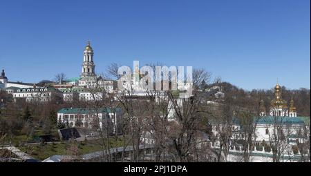 Kiew, Ukraine. 30. März 2023. Allgemeiner Blick auf Kiew-Pechersk Lavra oder Kiew-Kloster der Höhlen in Kiew. Gläubige des Moskauer Patriarchats der ukrainisch-orthodoxen Kirche protestieren als die ukrainischen Behörden verlangten, dass promoskauisch-orthodoxe Priester das Gebiet des Klosters Kiew-Pechersk Lavra verlassen. (Kreditbild: © Pavlo Gonchar/SOPA Images via ZUMA Press Wire) NUR REDAKTIONELLE VERWENDUNG! Nicht für den kommerziellen GEBRAUCH! Stockfoto