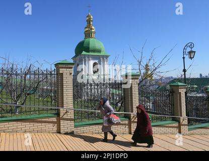 Kiew, Ukraine. 30. März 2023. Allgemeiner Blick auf Kiew Pechersk Lavra oder Kiew-Kloster der Höhlen in Kiew. Gläubige des Moskauer Patriarchats der ukrainisch-orthodoxen Kirche protestieren als die ukrainischen Behörden verlangten, dass promoskauisch-orthodoxe Priester das Gebiet des Klosters Kiew-Pechersk Lavra verlassen. (Kreditbild: © Pavlo Gonchar/SOPA Images via ZUMA Press Wire) NUR REDAKTIONELLE VERWENDUNG! Nicht für den kommerziellen GEBRAUCH! Stockfoto