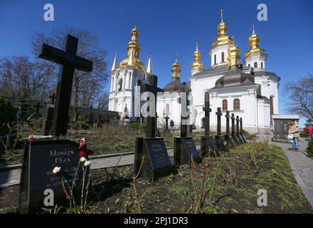 Kiew, Ukraine. 30. März 2023. Mönchsgräber in Kiew Pechersk Lavra oder Kiew-Kloster der Höhlen in Kiew. Gläubige des Moskauer Patriarchats der ukrainisch-orthodoxen Kirche protestieren als die ukrainischen Behörden verlangten, dass promoskauisch-orthodoxe Priester das Gebiet des Klosters Kiew-Pechersk Lavra verlassen. (Kreditbild: © Pavlo Gonchar/SOPA Images via ZUMA Press Wire) NUR REDAKTIONELLE VERWENDUNG! Nicht für den kommerziellen GEBRAUCH! Stockfoto