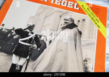 Viersen, Deutschland - März 9. 2023: Der Spiegel Titelseite aus dem Jahr 1964 mit Bild von Wilhelm II., Kaiser von preußen, Geschichte über den Anfang des ersten Stockfoto