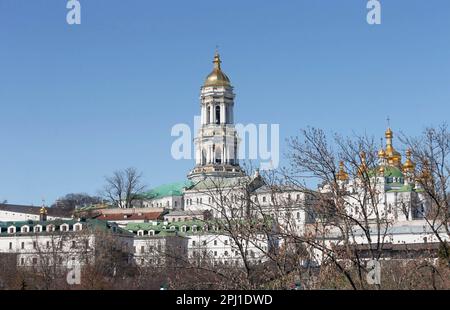 Kiew, Ukraine. 30. März 2023. Allgemeiner Blick auf Kiew Pechersk Lavra oder Kiew-Kloster der Höhlen in Kiew. Gläubige des Moskauer Patriarchats der ukrainisch-orthodoxen Kirche protestieren als die ukrainischen Behörden verlangten, dass promoskauisch-orthodoxe Priester das Gebiet des Klosters Kiew-Pechersk Lavra verlassen. (Kreditbild: © Pavlo Gonchar/SOPA Images via ZUMA Press Wire) NUR REDAKTIONELLE VERWENDUNG! Nicht für den kommerziellen GEBRAUCH! Stockfoto