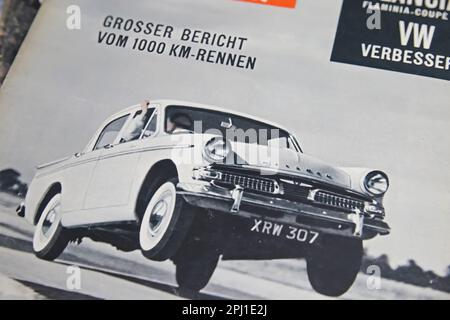 Viersen, Deutschland - März 9. 2023 Uhr: Nahaufnahme von 1961 deutschem Automobil-Journal mit british Hillman Super Minx-Auto auf der Titelseite Stockfoto