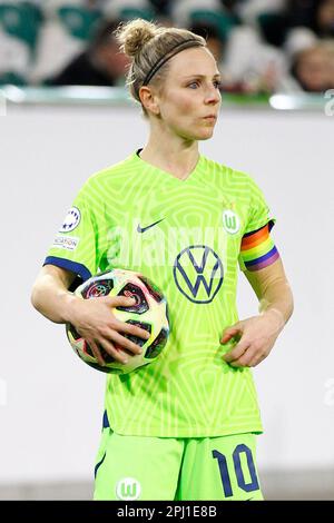 WOLFSBURG, DE - MÄRZ 30: Svenja Huth (10) von VfL Wolfbburg wartet auf Schiedsrichter Cheryl Foster am 30. März 2023 in der Volkswagen Arena, Wolfsburg, Deutschland. Während des Spiels zwischen VfL Wolfsburg und Paris Saint-Germain, UEFA Women's Champions League, Viertelfinale, zweite Etappe. (Foto: Iñaki Esnaola / Alamy Live News) Stockfoto