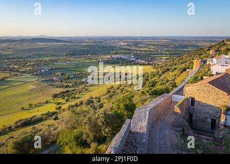Europa, Portugal, Monsaraz. Ländlicher Blick von der Mauer des befestigten mittelalterlichen Dorfes Monsanaz. Stockfoto