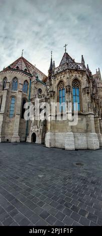 Die Kirche der Himmelfahrt des Budaer Schlosses, auch bekannt als Matthiaskirche, ist eine römisch-katholische Kirche, die sich auf dem Platz der Heiligen Dreifaltigkeit befindet, vor der Tür Stockfoto