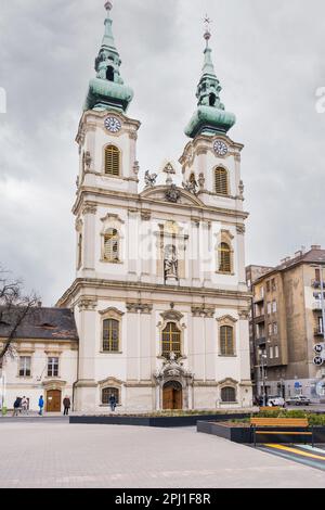 Budapest, Ungarn. 28. Februar 2023: Kirche St. Anna befindet sich in der Gegend zwischen Burgberg und Donau in Budapest, Ungarn Stockfoto