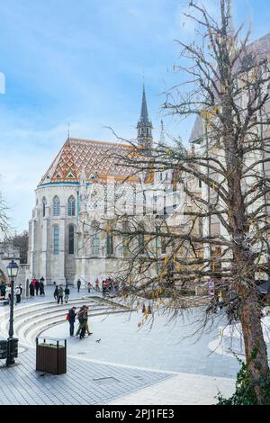 Budapest, Ungarn. 28. Februar 2023: Die Kirche der Himmelfahrt des Budaer Schlosses, auch bekannt als Matthiaskirche, ist eine römisch-katholische Kirche Stockfoto