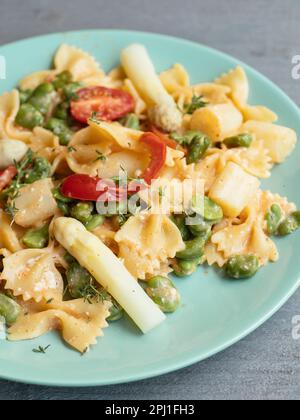 Fliege Pasta mit Spargel und Avabohnen Stockfoto