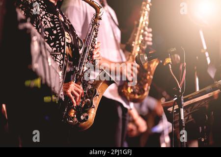 Musikinstrumente, Saxophonspieler Hände Saxophonist spielt Jazzmusik. Nahaufnahme des Alto Sax-Musikinstruments Stockfoto