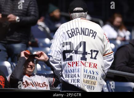 Bronx, Usa. 30. März 2023. Ein Fan trägt ein New York Yankees Trikot vor dem Spiel gegen die San Francisco Giants beim Baseballspiel des MLB Opening Day 2023 im Yankee Stadium am Donnerstag, den 30. März 2023 in New York City. Foto: John Angelillo/UPI Credit: UPI/Alamy Live News Stockfoto