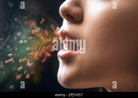 Nahaufnahme des Gesichts einer Frau mit vielen kleinen Viren, die aus ihrem Mund fliegen Stockfoto