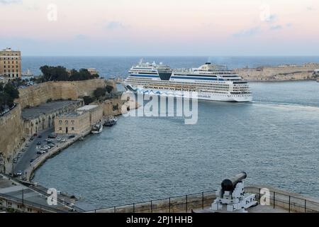 Von den oberen Barrakka-Gärten im Hafen von Valletta, Malta aus gesehen, ist AIDAblu ein Kreuzfahrtschiff der Sphinx-Klasse, das von der deutschen Kreuzfahrtlinie AIDA Cruises betrieben wird. Sie hat eine Kapazität von 2.050 Passagieren Stockfoto