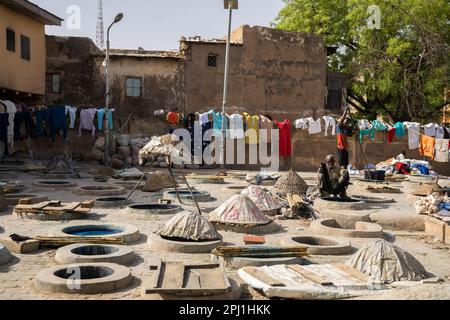 MEM arbeitet in einer lokalen Textilindustrie in Kano. Kofar Mata Färbegruben ist eine lokale Textilindustrie in Kano, gegründet 1498 und die älteste im Bundesstaat Kano. Es soll etwa 250 Farbgruben haben, die zum Färben von Baumwollmaterialien und zur Herstellung verschiedener Designs auf Kleidung verwendet werden. Nigeria. Stockfoto