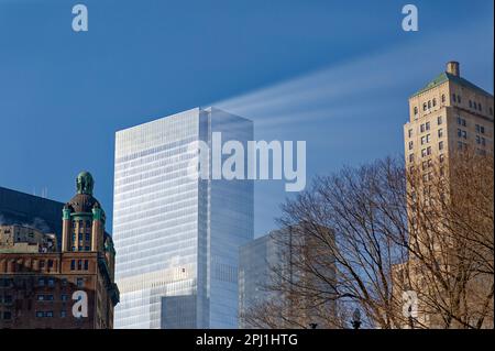 4 World Trade Center Contrail bildet sich, da die feuchtigkeitsgeladene Luft im Gefolge des Gebäudes schnell abkühlt. (2014 Foto, bevor das World Trade Center 3 gebaut wurde.) Stockfoto