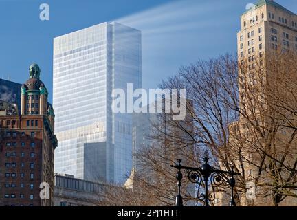 4 World Trade Center Contrail bildet sich, da die feuchtigkeitsgeladene Luft im Gefolge des Gebäudes schnell abkühlt. (2014 Foto, bevor das World Trade Center 3 gebaut wurde.) Stockfoto