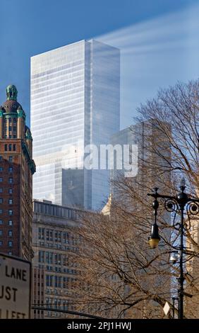 4 World Trade Center Contrail bildet sich, da die feuchtigkeitsgeladene Luft im Gefolge des Gebäudes schnell abkühlt. (2014 Foto, bevor das World Trade Center 3 gebaut wurde.) Stockfoto