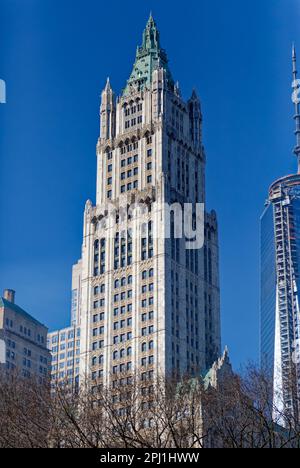 Archive: Wahrzeichen des Woolworth Building, bevor der Park Place 30 gebaut wurde und die Skyline überfüllt. Der gotische Turm aus Terrakotta ist jetzt ein Teil der Wohngegend. Stockfoto