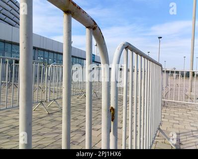 Metallbarrieren in der Nähe des Olympiastadions, Baku, Aserbaidschan. Eingang Stockfoto