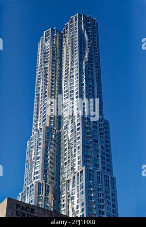 8 Spruce Street, auch bekannt als New York by Gehry, hat eine gewellte Wandfassade aus Edelstahl, die angeblich einen echten Vorhang imitiert. Stockfoto