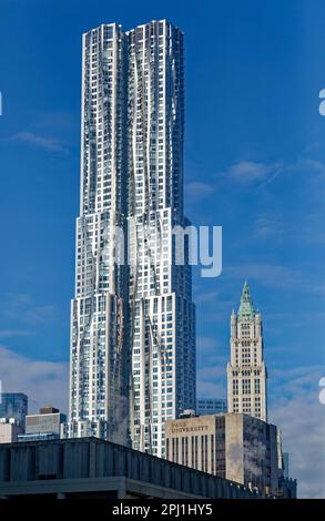 8 Spruce Street, auch bekannt als New York by Gehry, hat eine gewellte Wandfassade aus Edelstahl, die angeblich einen echten Vorhang imitiert. Stockfoto