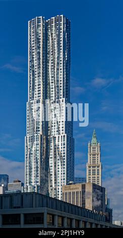 8 Spruce Street, auch bekannt als New York by Gehry, hat eine gewellte Wandfassade aus Edelstahl, die angeblich einen echten Vorhang imitiert. Stockfoto