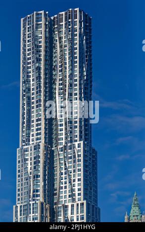 8 Spruce Street, auch bekannt als New York by Gehry, hat eine gewellte Wandfassade aus Edelstahl, die angeblich einen echten Vorhang imitiert. Stockfoto