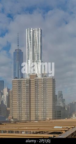 8 Spruce Street, auch bekannt als New York by Gehry, hat eine gewellte Wandfassade aus Edelstahl, die angeblich einen echten Vorhang imitiert. Stockfoto